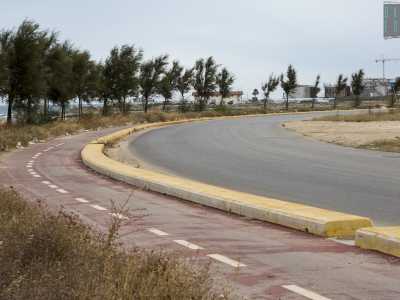Torniamo su via Marina del Mondo e dopo circa 500 metri, quano la strada inizia a essere fiancheggiata dalla pista ciclabile, vediamo aprirsi sulla sinistra un sentiero che ci porta verso l�impianto di depurazione cittadino...